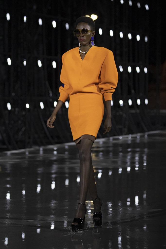 sfilata saint laurent primavera estate 2022 foto look passerella parigi fashion week