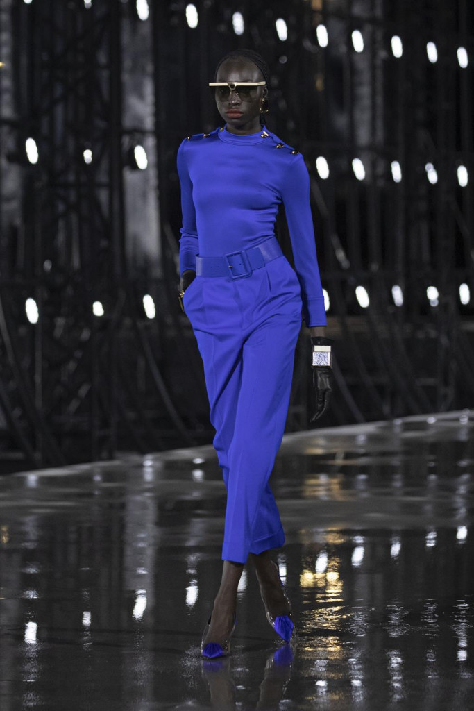 sfilata saint laurent primavera estate 2022 foto look passerella parigi fashion week