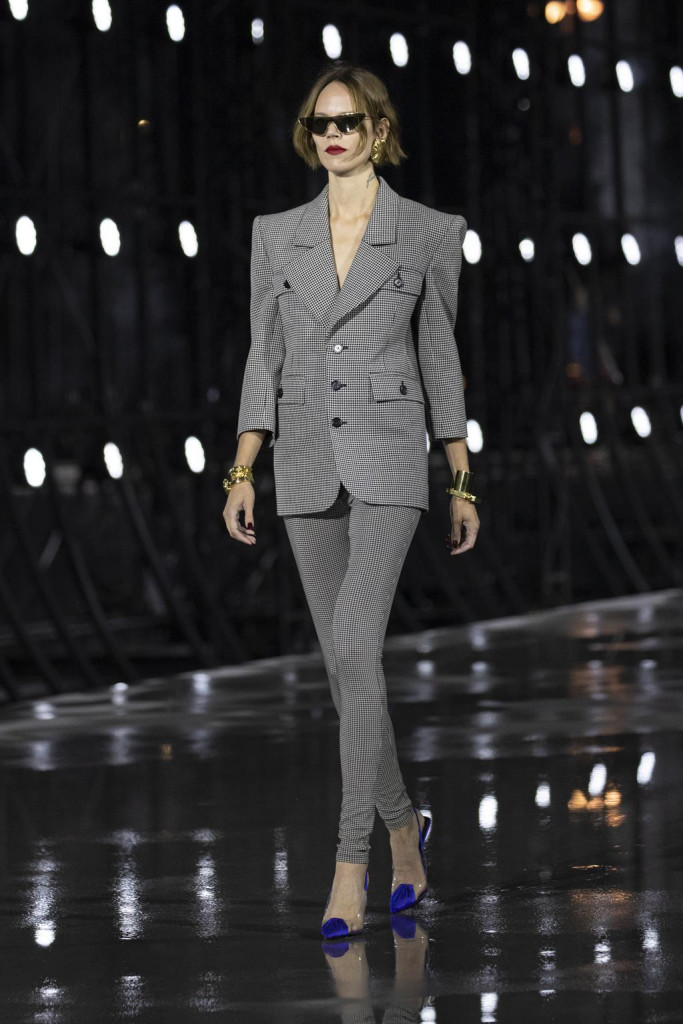 sfilata saint laurent primavera estate 2022 foto look passerella parigi fashion week