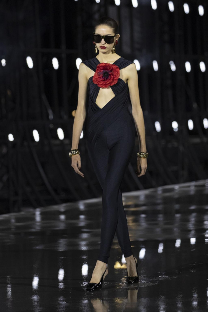 sfilata saint laurent primavera estate 2022 foto look passerella parigi fashion week