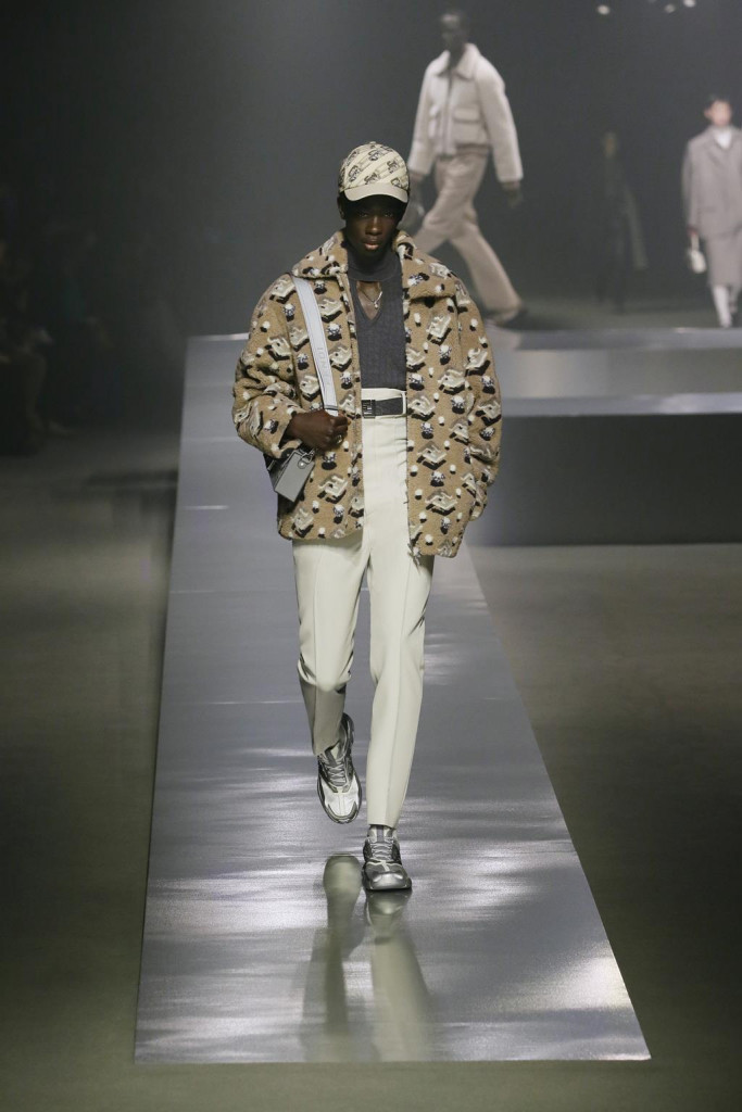 fendi uomo sfilata collezione autunno inverno metaverso accessori tech