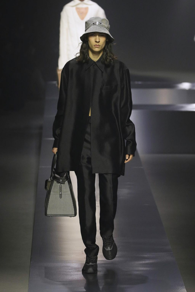 fendi uomo sfilata collezione autunno inverno metaverso accessori tech