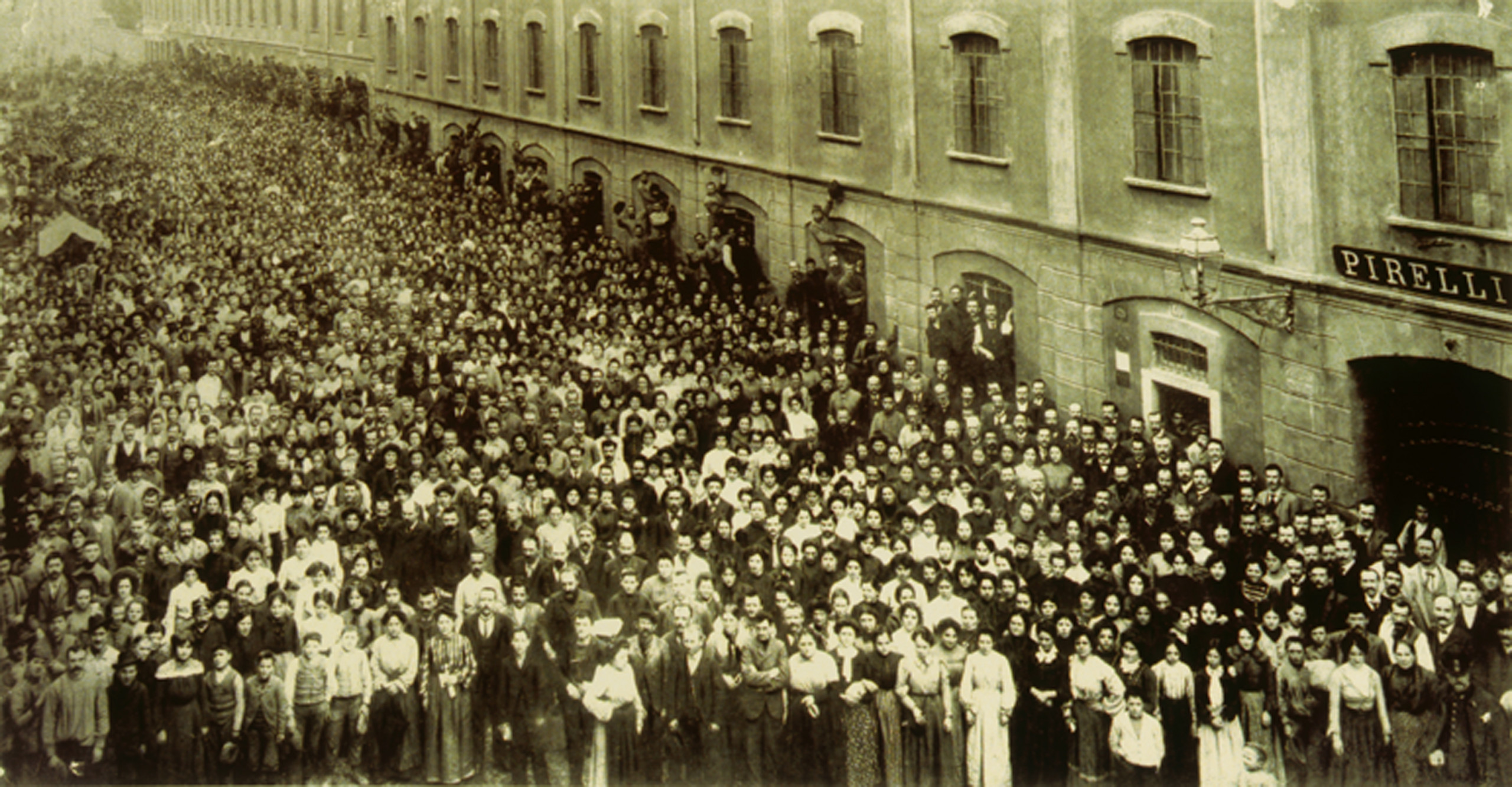 L’uscita delle maestranze dallo stabilimento Pirelli di via Ponte Seveso, Luca Comerio, 1905