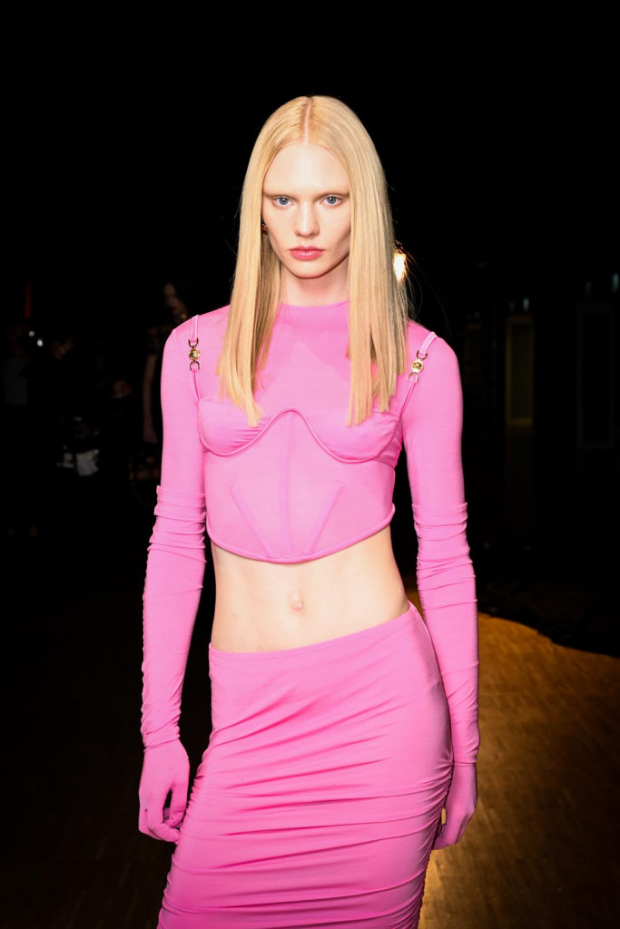 modelle backstage sfilata versace milano fashion week