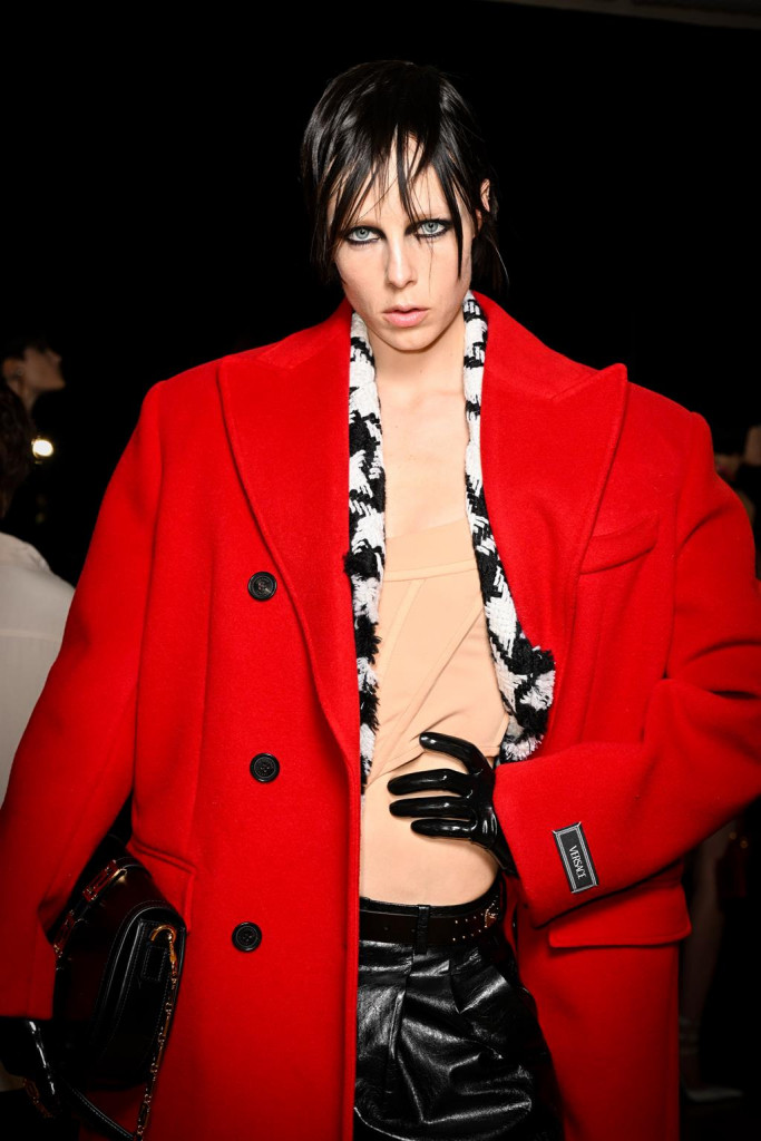 modelle backstage sfilata versace milano fashion week