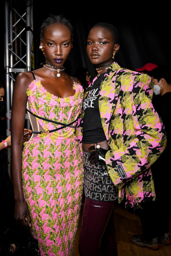 modelle backstage sfilata versace milano fashion week