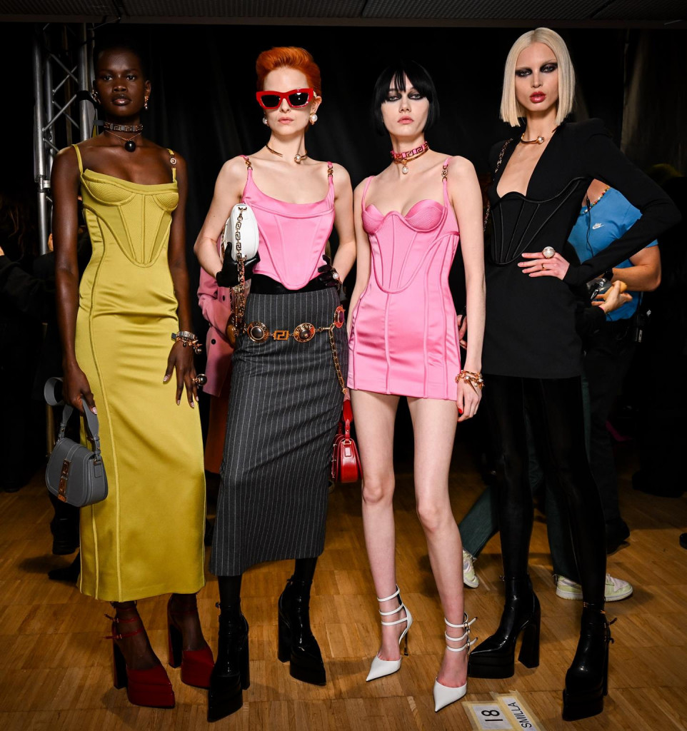 modelle backstage sfilata versace milano fashion week