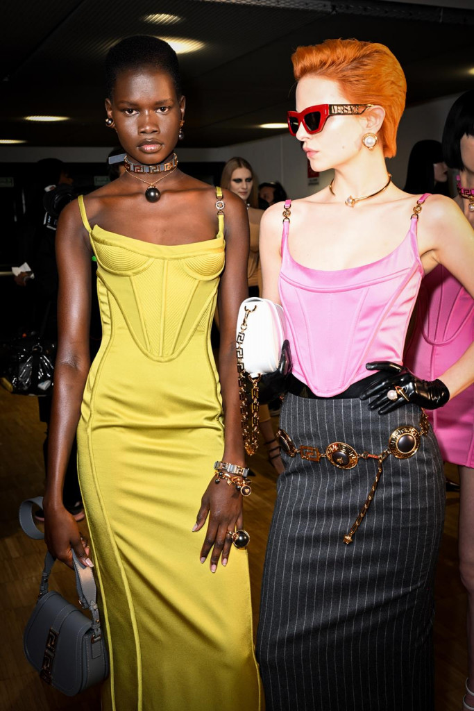 modelle backstage sfilata versace milano fashion week