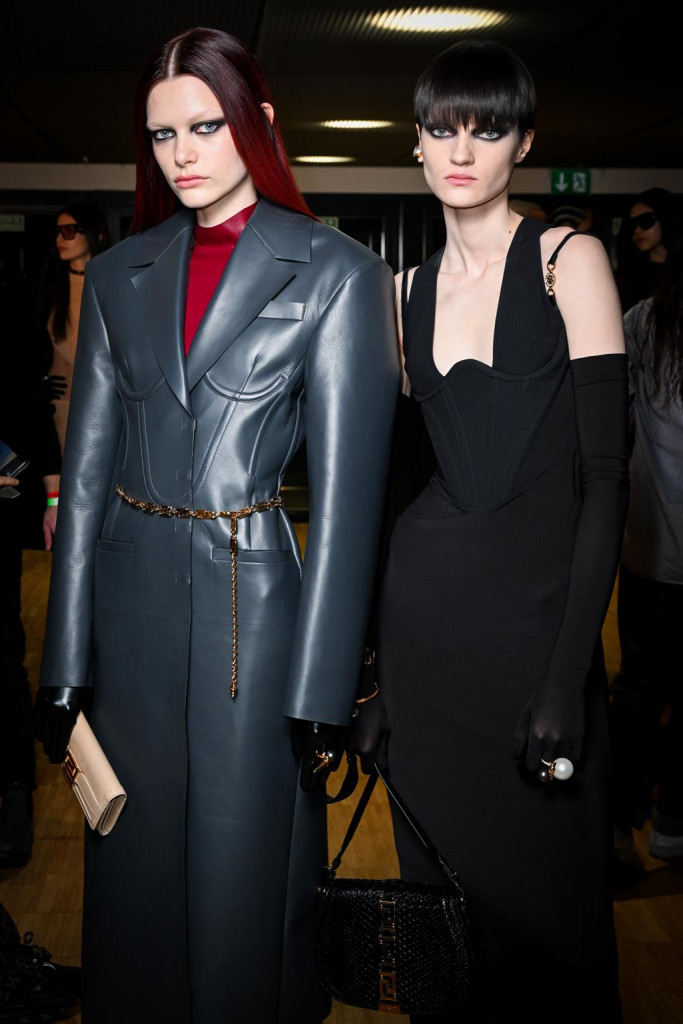 modelle backstage sfilata versace milano fashion week