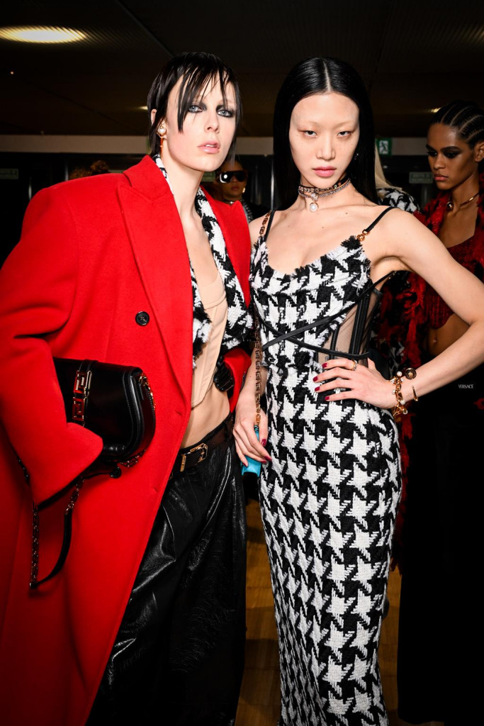 modelle backstage sfilata versace milano fashion week
