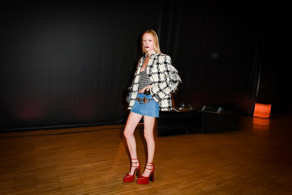 modelle backstage sfilata versace milano fashion week
