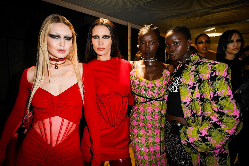 modelle backstage sfilata versace milano fashion week