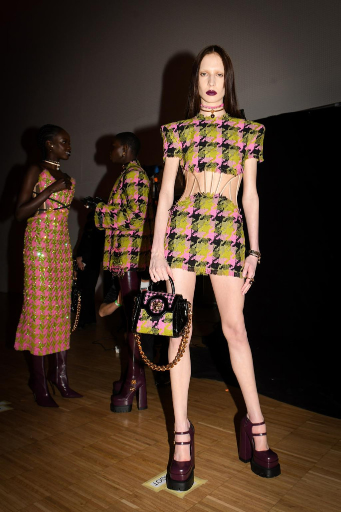 modelle backstage sfilata versace milano fashion week