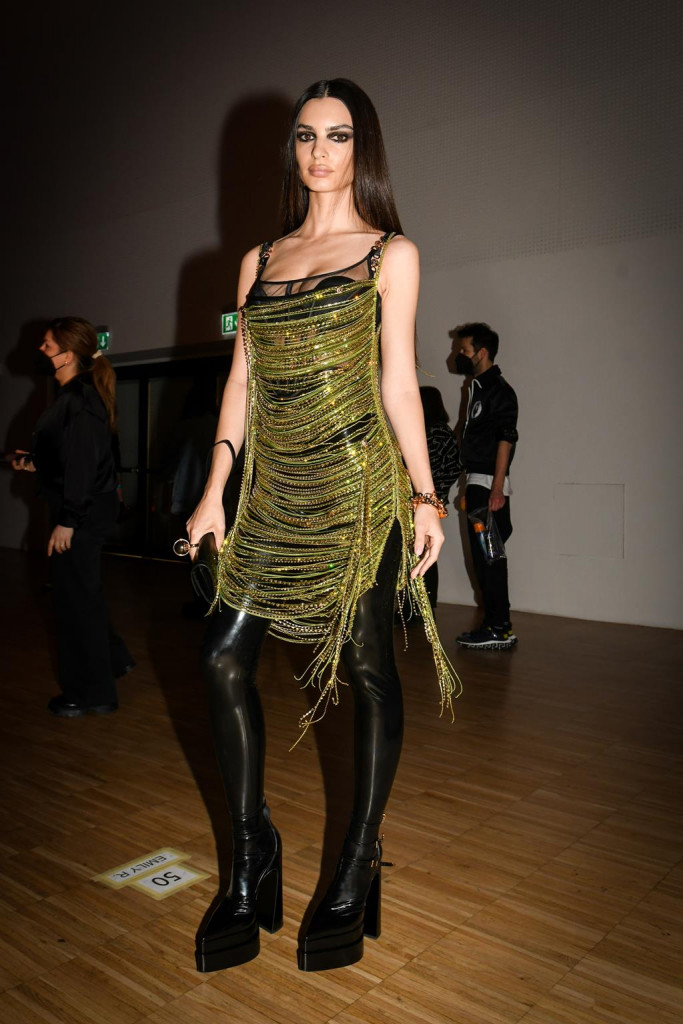 modelle backstage sfilata versace milano fashion week
