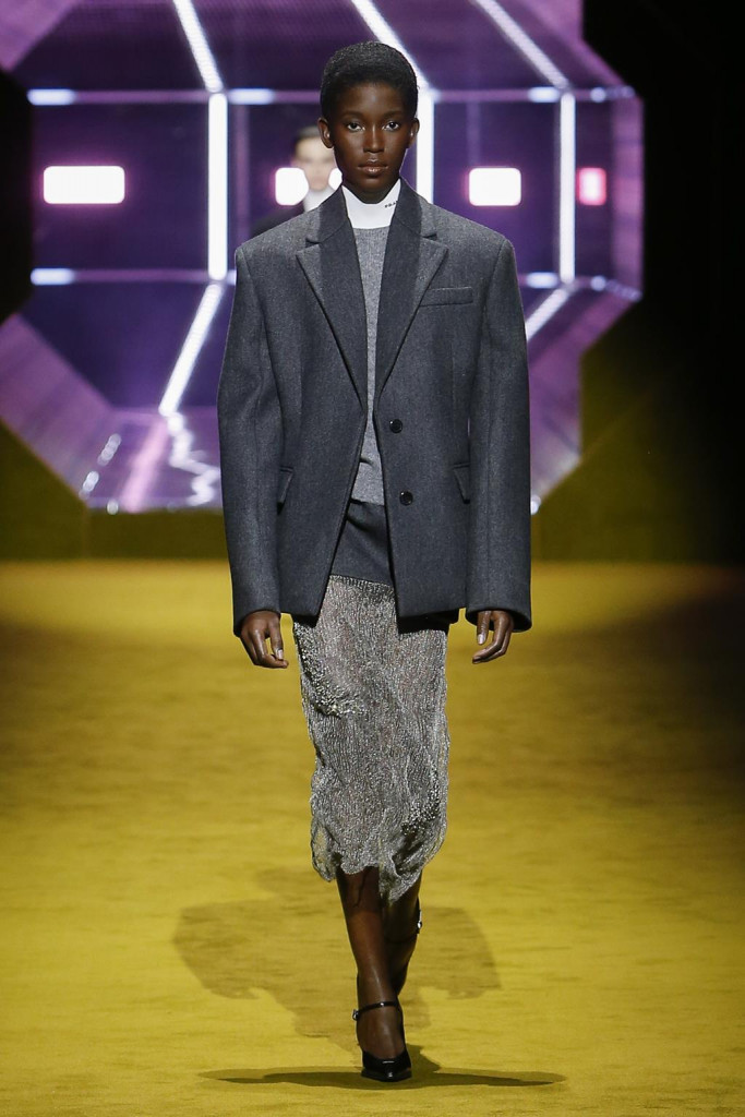 sfilata prada collezione donna autunno inverno milano fashion week