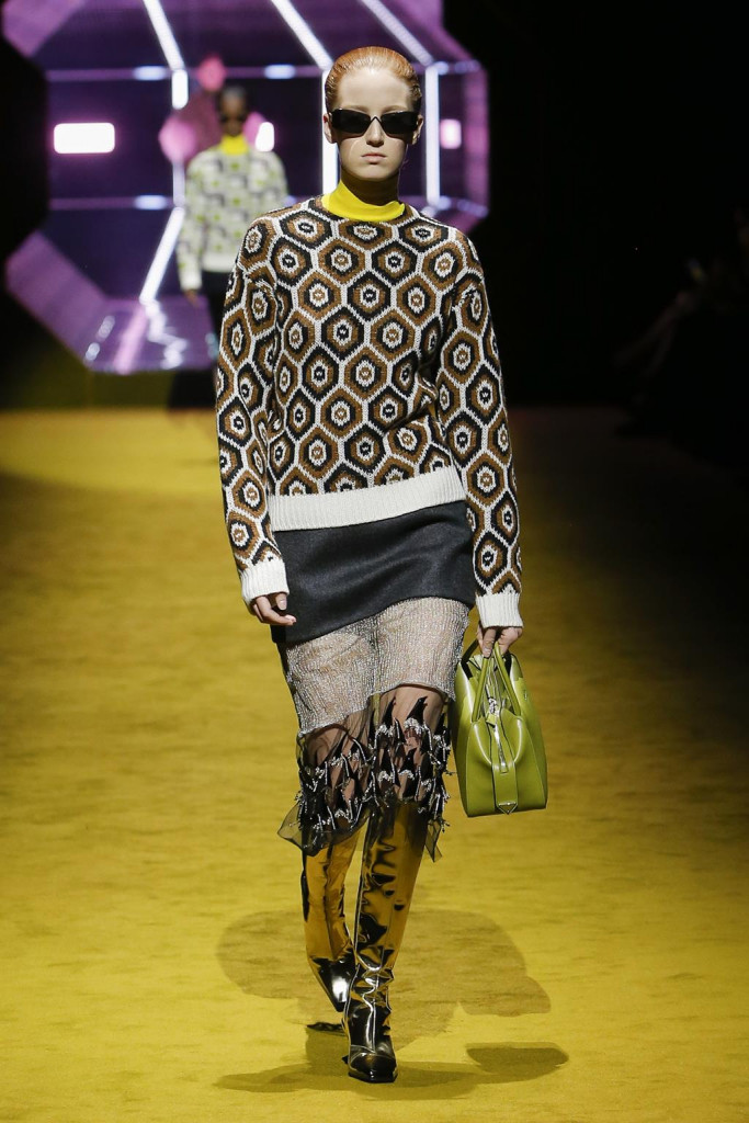 sfilata prada collezione donna autunno inverno milano fashion week