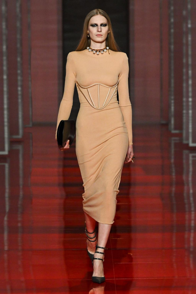 sfilata versace collezione donna autunno inverno milano fashion week