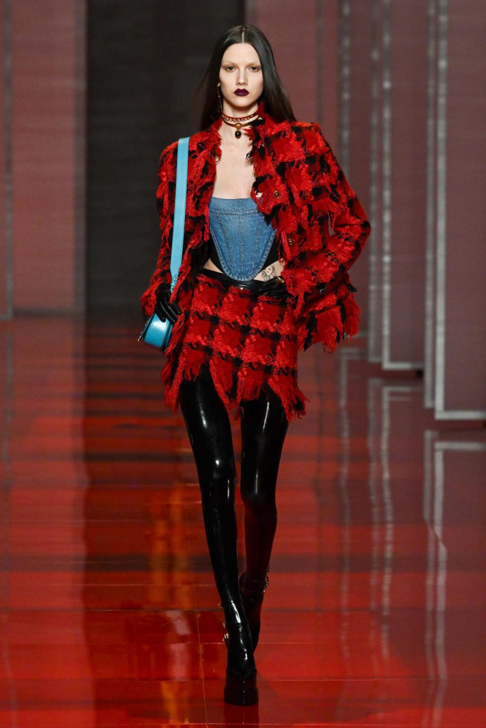 sfilata versace collezione donna autunno inverno milano fashion week