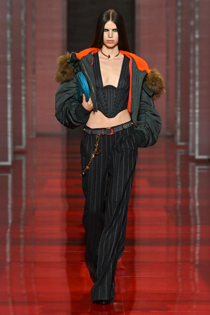 sfilata versace collezione donna autunno inverno milano fashion week