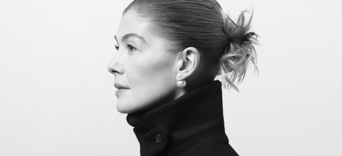 LADY 95.22 ROSAMUND PIKE ©BRIGITTE LACOMBE 2