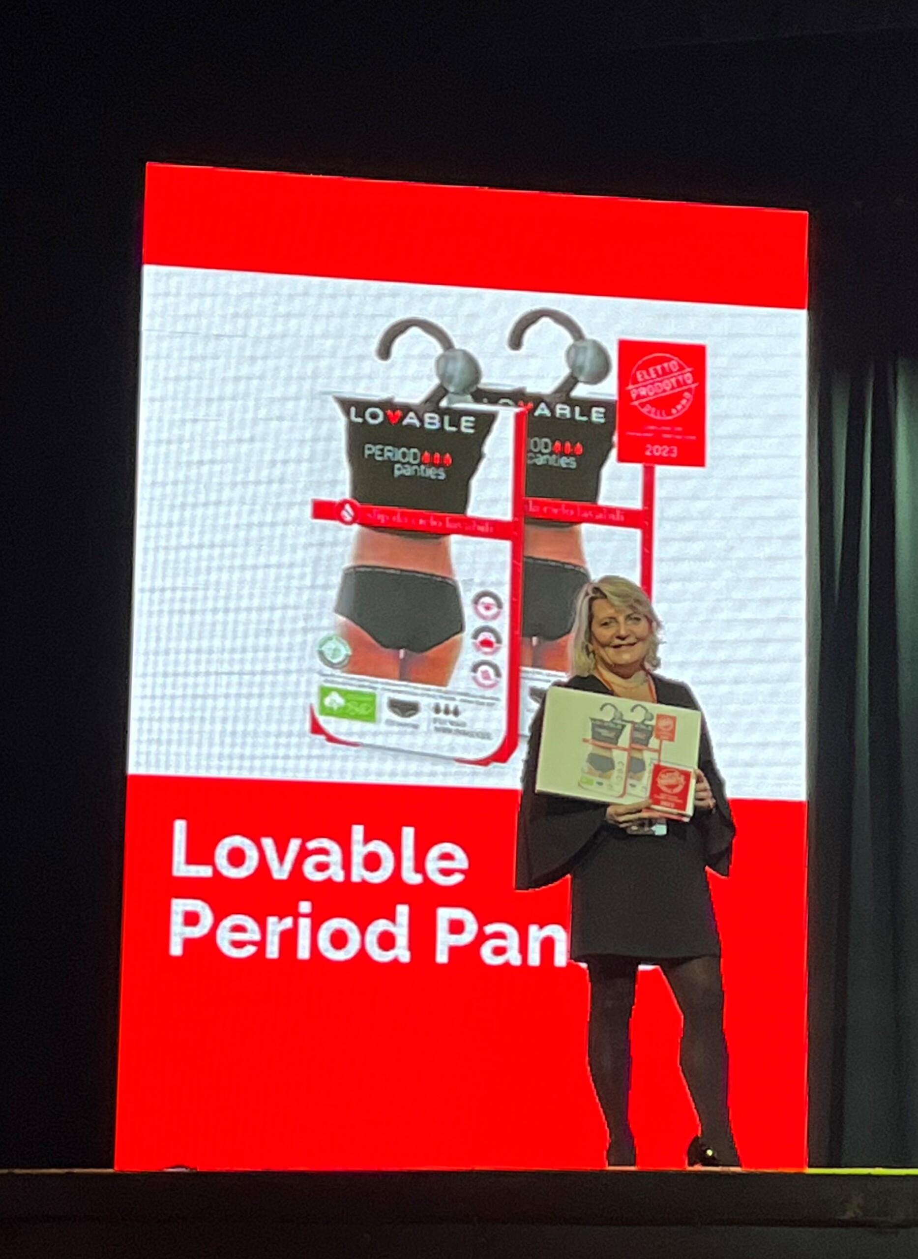 Daniela Murelli ritira il premio - Lovable Period Panties Prodotto dell'Anno 2023