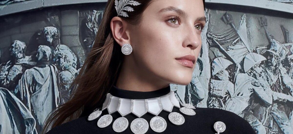 BOUCHERON - Histoire de Style, The Power of Couture - 4-5 - Médailles, Broderies & Aiguillette