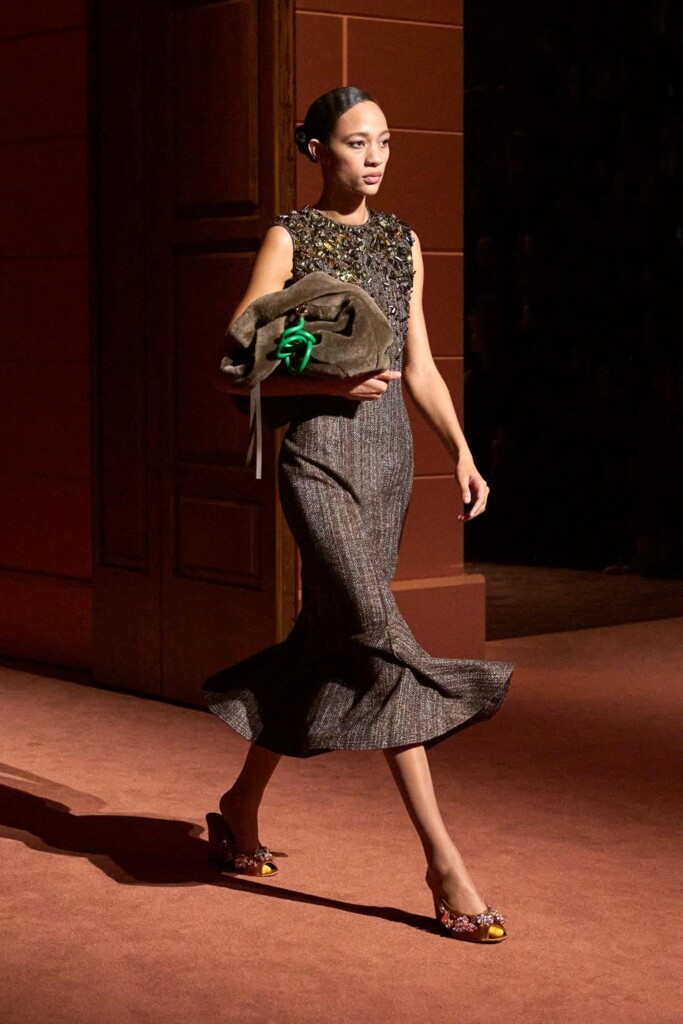 fendi donna nuova collezione sfilata milano moda donna per celebrare i 100 anni della maison italiana autunno inverno