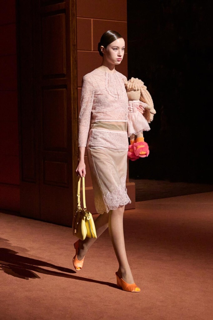 fendi donna nuova collezione sfilata milano moda donna per celebrare i 100 anni della maison italiana autunno inverno