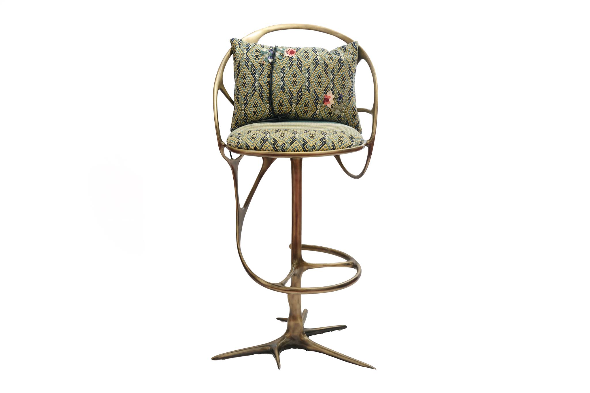 Hui Foundation_Smith Chow, Sgabello, Collezione Farfalla, 2022, tessuto e ottone, 56 x 51 x 110 cm