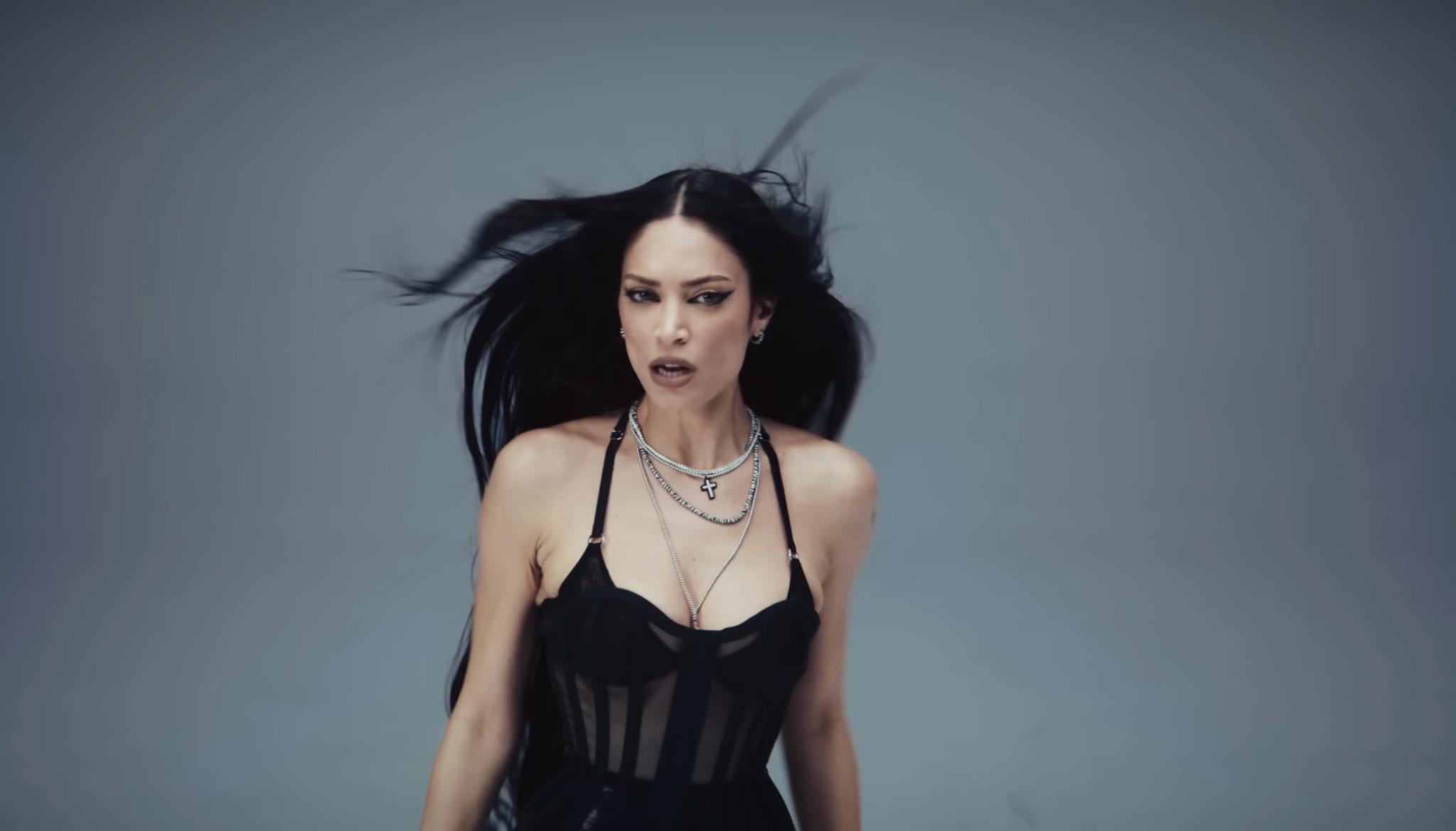 elodie-apm-monaco-gioielli-video-ufficiale-canzone-mi-ami-mi-odi