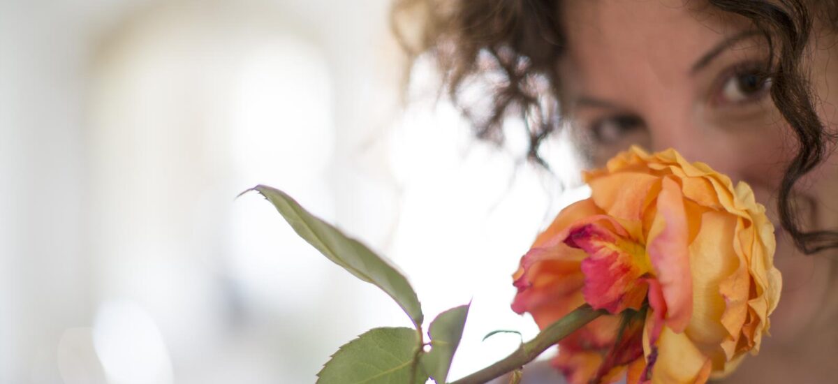 viola cajo founder arja cajo, stole, foulard, foto macro fiori, sciarpe personalizzate, moda, arte, fotografia (4)