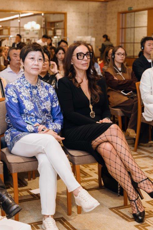 Keqiao Showcase - a dx Barbara Mazzali, Assessore al Turismo, Moda, Design, Marketing Territoriale e Grandi Eventi di Regione Lombardia