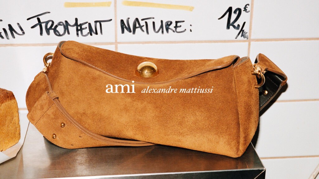 ami paris stile parigini con la borsa carrousel