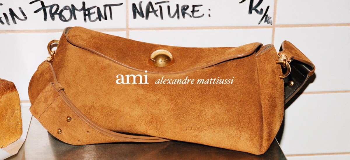 ami paris stile parigini con la borsa carrousel