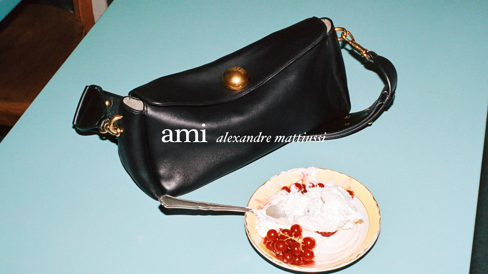 ami paris stile parigini con la borsa carrousel 