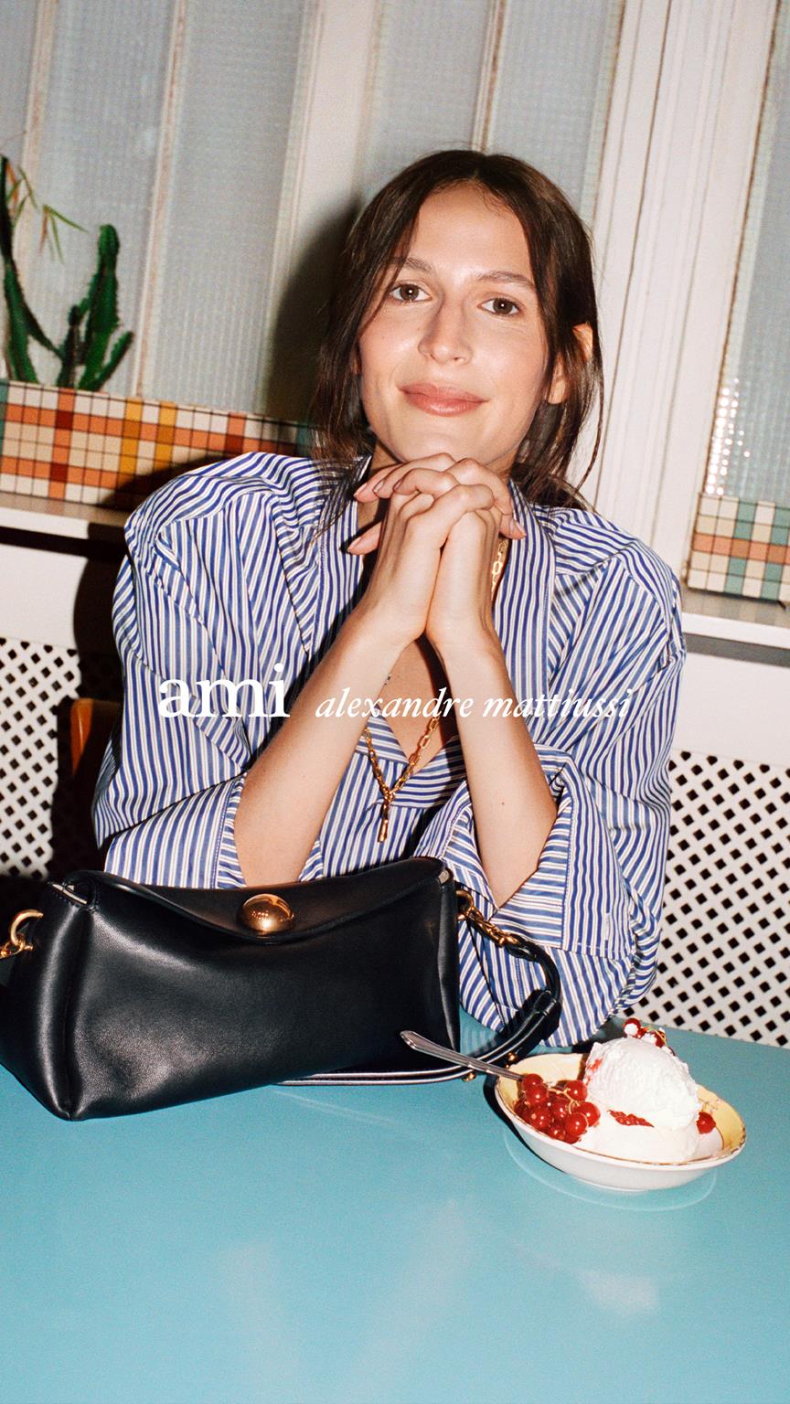 ami paris stile parigini con la borsa carrousel 