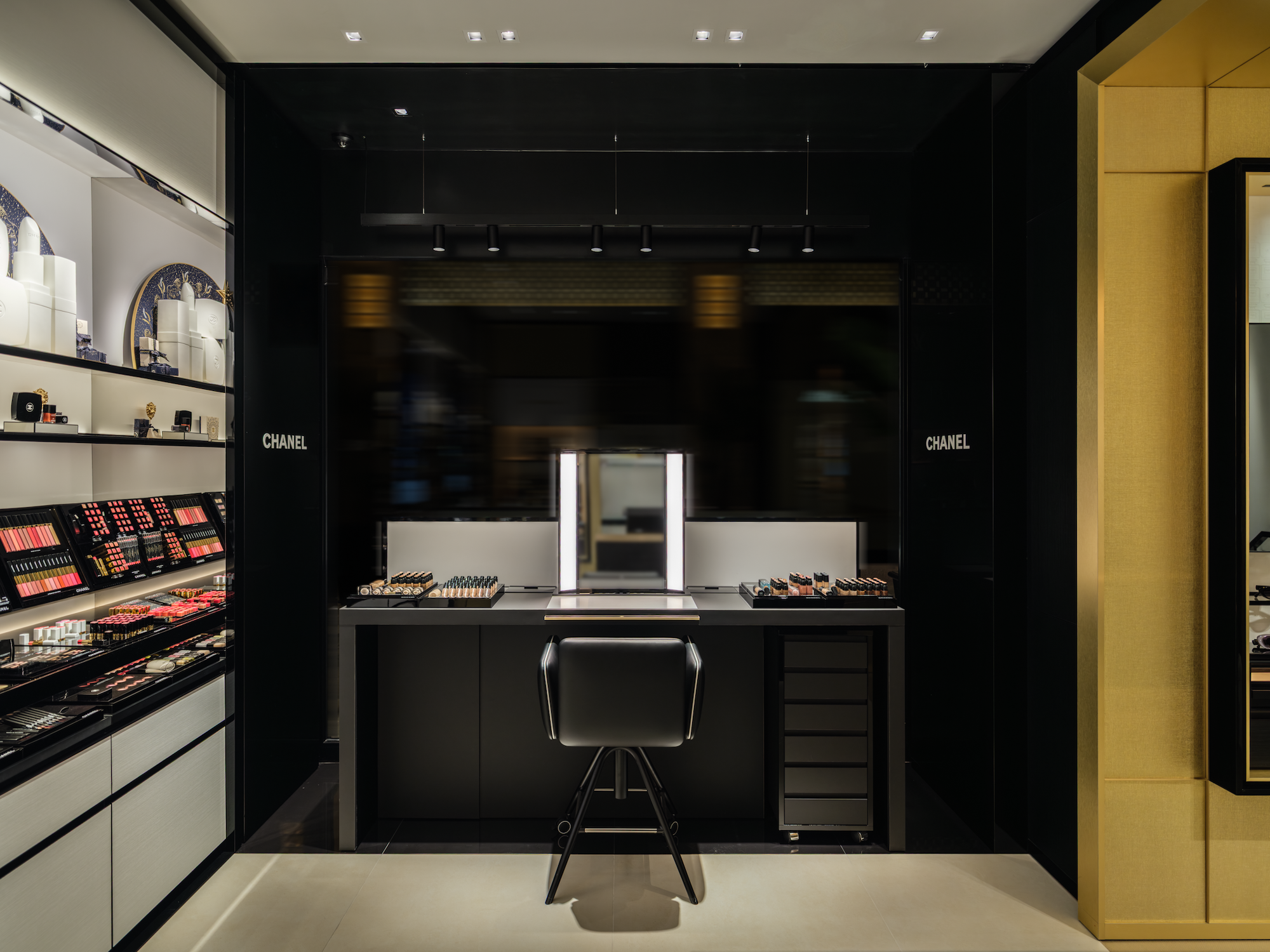 Chanel fragrances beauty boutique bologna retail 2
