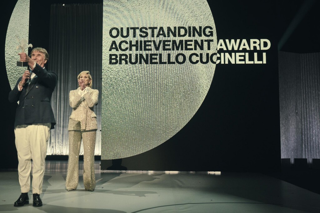 Brunello Cucinelli riceve l’Outstanding Achievement Award ai Fashion Awards 2025