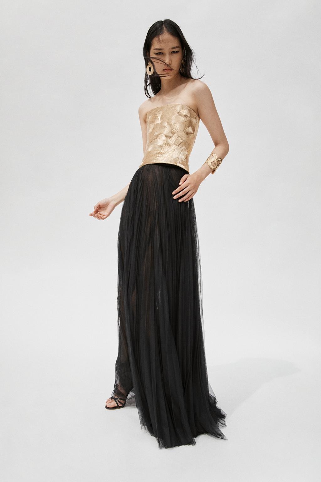 Carolina Herrera svela la collezione Resort 2026 Mythos 