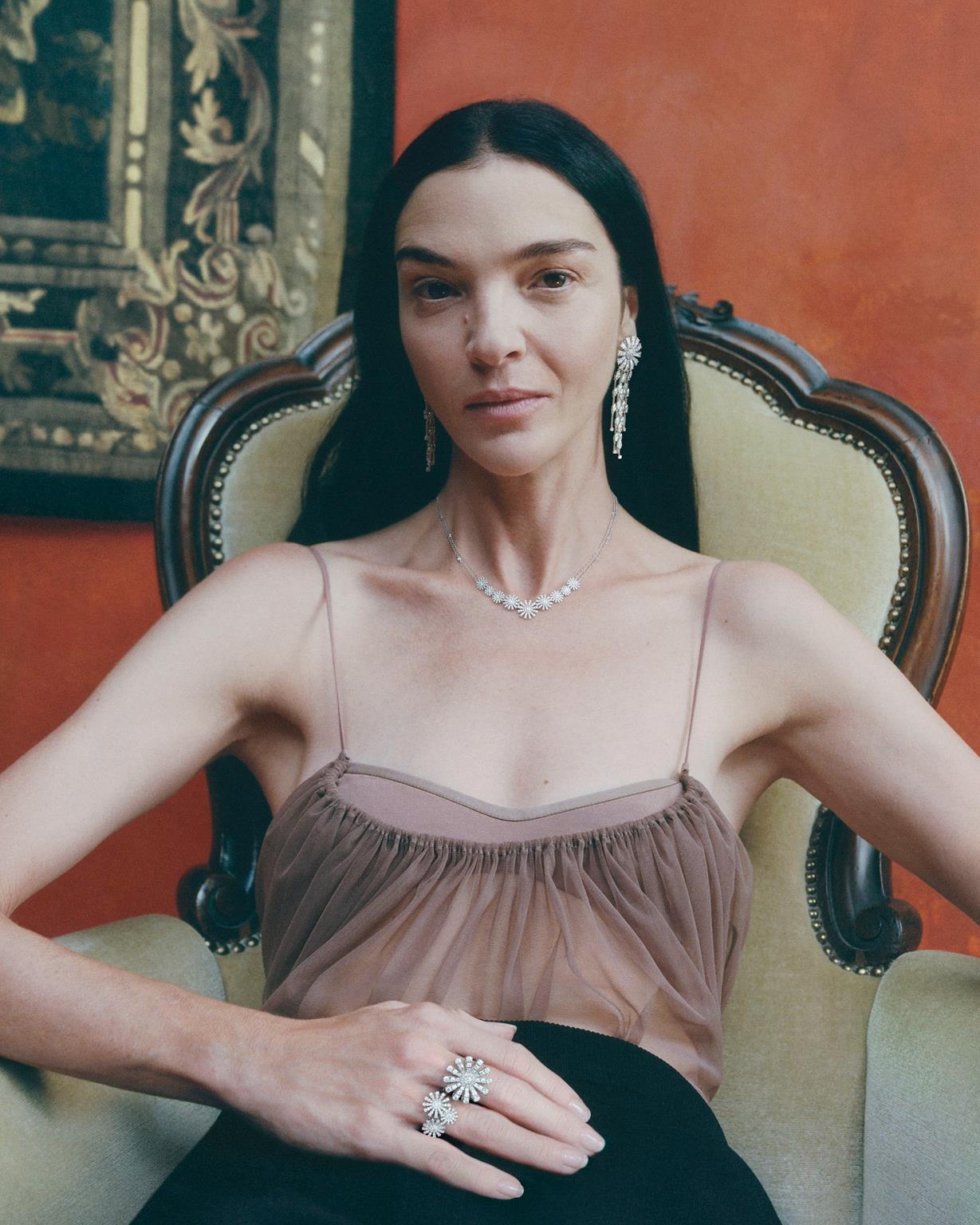 Damiani celebra il Natale 2025 con una campagna Holiday con protagonisti I.N e Mariacarla Boscono