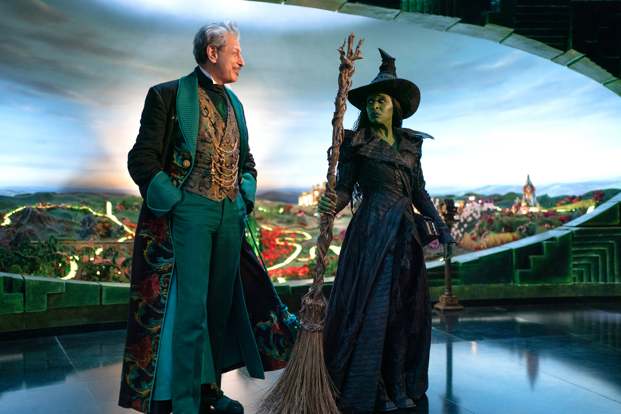 L to R: Jeff Goldblum is The Wizard of Oz and Cynthia Erivo is Elphaba in WICKED FOR GOOD, directed by Jon M. Chu. © Universal Studios. All Rights Reserved.