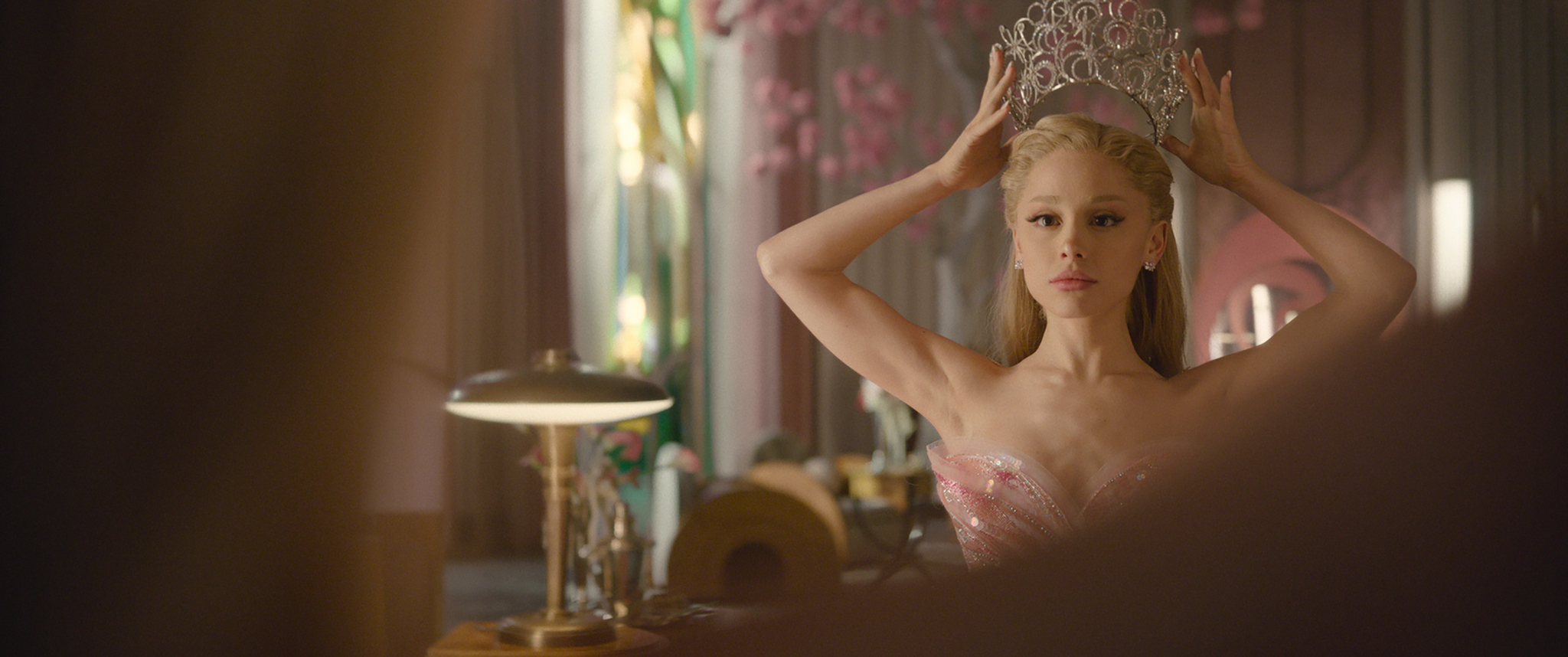 Ariana Granda is Glinda in WICKED FOR GOOD, directed by Jon M. Chu. © Universal Studios. All Rights Reserved.