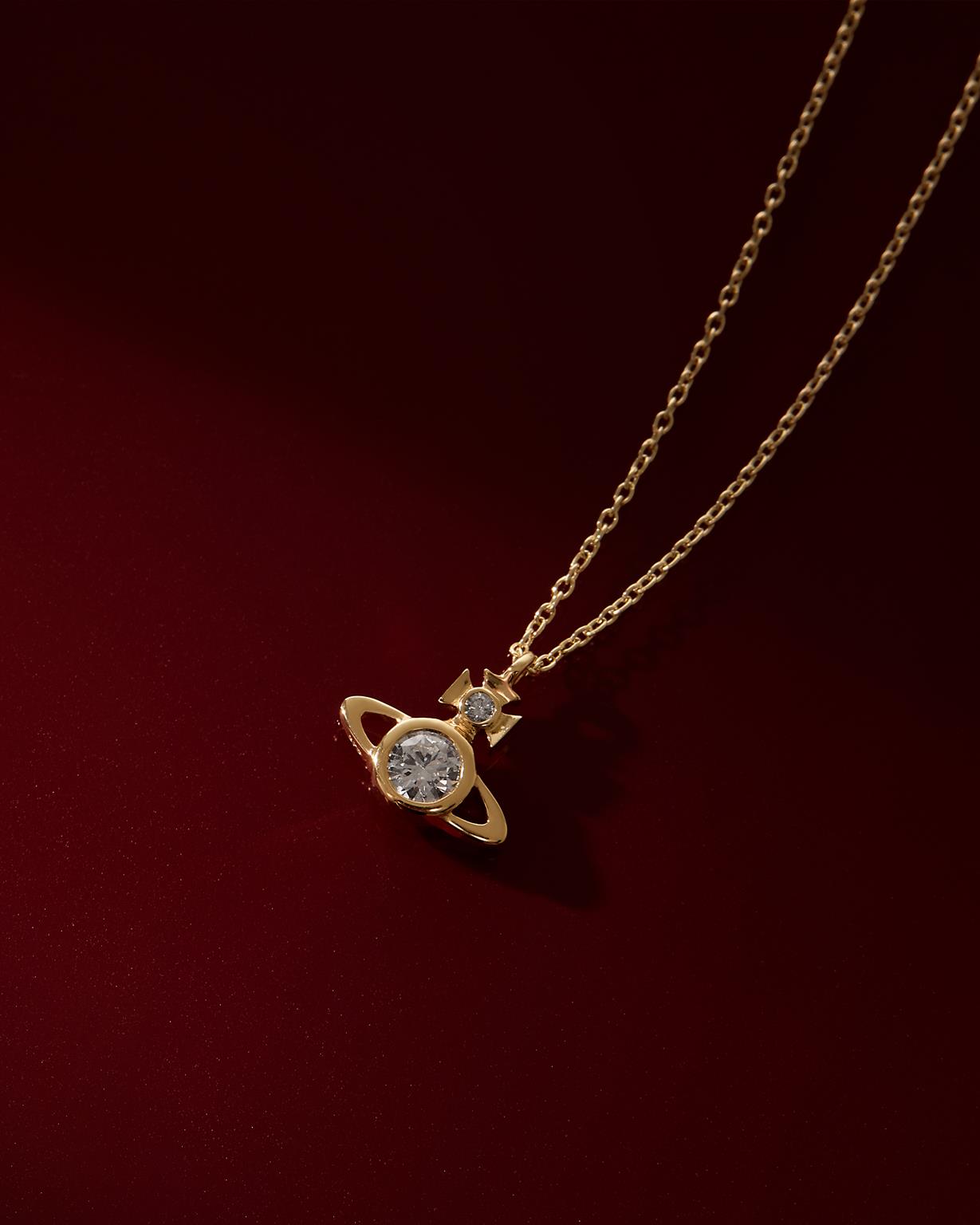La collezione di gioielli in oro 9ct di Vivienne Westwood