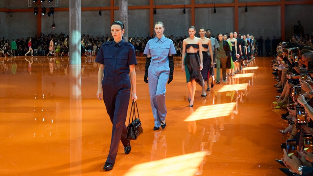 Prada versace closing 2