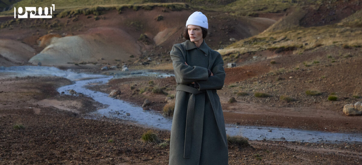 Il cappotto non può che essere il protagonista assoluto degli outfit invernali. È il primo capo che si vede quando si esce di casa e spesso l’ultimo che si toglie. Per questo, più di qualsiasi altro elemento del guardaroba invernale, ha il potere di definire l’intero look. Le tendenze attuali mostrano una direzione chiara: l’outerwear non è più un semplice strato funzionale, ma un vero strumento di stile, capace di coniugare protezione, comfort e identità estetica. Tra le molte proposte di https://prm.com/it, viste in passerella e nei cataloghi dei brand, emergono sei tipologie che meritano particolare attenzione. I puffer coat: sono ancora una scelta vincente? I puffer coat continuano a occupare una posizione di primo piano nel guardaroba invernale grazie alla loro elevata capacità isolante e alla versatilità d’uso. Nati come capi tecnici pensati per affrontare temperature rigide, nel tempo hanno affinato il loro linguaggio estetico, diventando adatti anche a contesti urbani e quotidiani. Oggi il puffer non è più associato esclusivamente a uno stile sportivo. Le linee si fanno più controllate, le imbottiture più leggere ma performanti, e i volumi meglio distribuiti. Accanto ai modelli oversize e avvolgenti, ideali per il freddo intenso, si affermano versioni più compatte, facili da abbinare anche a outfit curati. Pea coat: perché non passa mai di moda? Il pea coat rappresenta uno dei grandi classici dell’abbigliamento invernale. La sua origine militare si riflette in una struttura solida, pensata per resistere al vento e al freddo, ma reinterpretata nel tempo in chiave più raffinata. Il risultato è un cappotto che unisce rigore e semplicità, senza risultare mai datato. Realizzato tradizionalmente in lana spessa, garantisce un buon isolamento termico mantenendo una vestibilità ordinata. La chiusura doppiopetto e il colletto ampio contribuiscono a creare una linea riconoscibile, adatta sia a contesti formali sia a situazioni più informali. La sua forza sta nella capacità di adattarsi a stili diversi. Indossato sopra un completo mantiene un aspetto elegante, mentre abbinato a jeans e maglione comunica un’eleganza più rilassata. I wrap coat sono il simbolo dell’eleganza contemporanea? I wrap coat, o cappotti a portafoglio, si distinguono per una costruzione che privilegia la fluidità delle linee e la libertà di movimento. Questa tipologia è particolarmente apprezzata per la sua capacità di valorizzare diverse fisicità senza costrizioni. Il cappotto avvolge il corpo, seguendone le forme, e può essere regolato in base alle esigenze di vestibilità e di stile. I materiali scelti sono spesso morbidi ma strutturati, capaci di offrire calore senza rigidità. Si presta a numerosi abbinamenti: sopra un abito elegante per un’occasione formale, oppure su un look più semplice per aggiungere un tocco sofisticato. È un capo che comunica eleganza senza eccessi, ideale per chi cerca un cappotto versatile ma con una forte identità estetica. I cappotti in lana restano un punto fermo? La lana continua a essere uno dei materiali più apprezzati per l’outerwear invernale, grazie alle sue proprietà termiche naturali e alla capacità di mantenere la forma nel tempo. I cappotti in lana rappresentano una scelta solida per chi desidera un capo resistente, traspirante e adatto a un uso quotidiano. Le interpretazioni contemporanee spaziano da modelli sartoriali e strutturati a versioni più morbide e minimaliste. Le lunghezze variano, così come le silhouette, permettendo di trovare facilmente un cappotto in lana adatto al proprio stile personale. I colori, oltre ai classici neutri, includono tonalità più calde e profonde, pensate per arricchire il guardaroba invernale. Shearling: cosa li rende così speciali? I cappotti in shearling uniscono comfort e lusso in modo diretto e immediato. Realizzati in pelle di agnello con interno in lana, offrono un isolamento termico eccellente, ideale per affrontare temperature particolarmente rigide. La loro struttura crea un microclima naturale che trattiene il calore senza impedire la traspirazione. Dal punto di vista estetico, lo shearling si distingue per la ricchezza visiva e tattile. La texture morbida e voluminosa aggiunge profondità al look e rende il cappotto un elemento centrale dell’outfit. Le versioni più recenti puntano su linee più pulite e meno ingombranti, per valorizzare il materiale senza eccessi. Statement coat: perché attirano così tanta attenzione? Gli statement coat rappresentano la categoria più audace dell’outerwear. Si tratta di cappotti pensati per farsi notare, attraverso volumi importanti, colori decisi o materiali non convenzionali. Lunghezze extra-long, colletti oversize, silhouette segnate e tessuti a contrasto sono alcuni degli elementi che li caratterizzano. Questi cappotti trasformano anche l’outfit più semplice in un look studiato, diventando il vero protagonista. I tessuti two-toned aggiungono dinamismo visivo, mentre l’uso di pelle o inserti leggeri crea giochi di texture interessanti. Anche le tonalità, come il khaki o altre sfumature profonde, contribuiscono a rafforzare l’impatto estetico. Sono ideali per chi vive la moda come forma di espressione personale. Non cercano di mimetizzarsi, ma di raccontare qualcosa, rendendo il cappotto un elemento narrativo del guardaroba invernale.