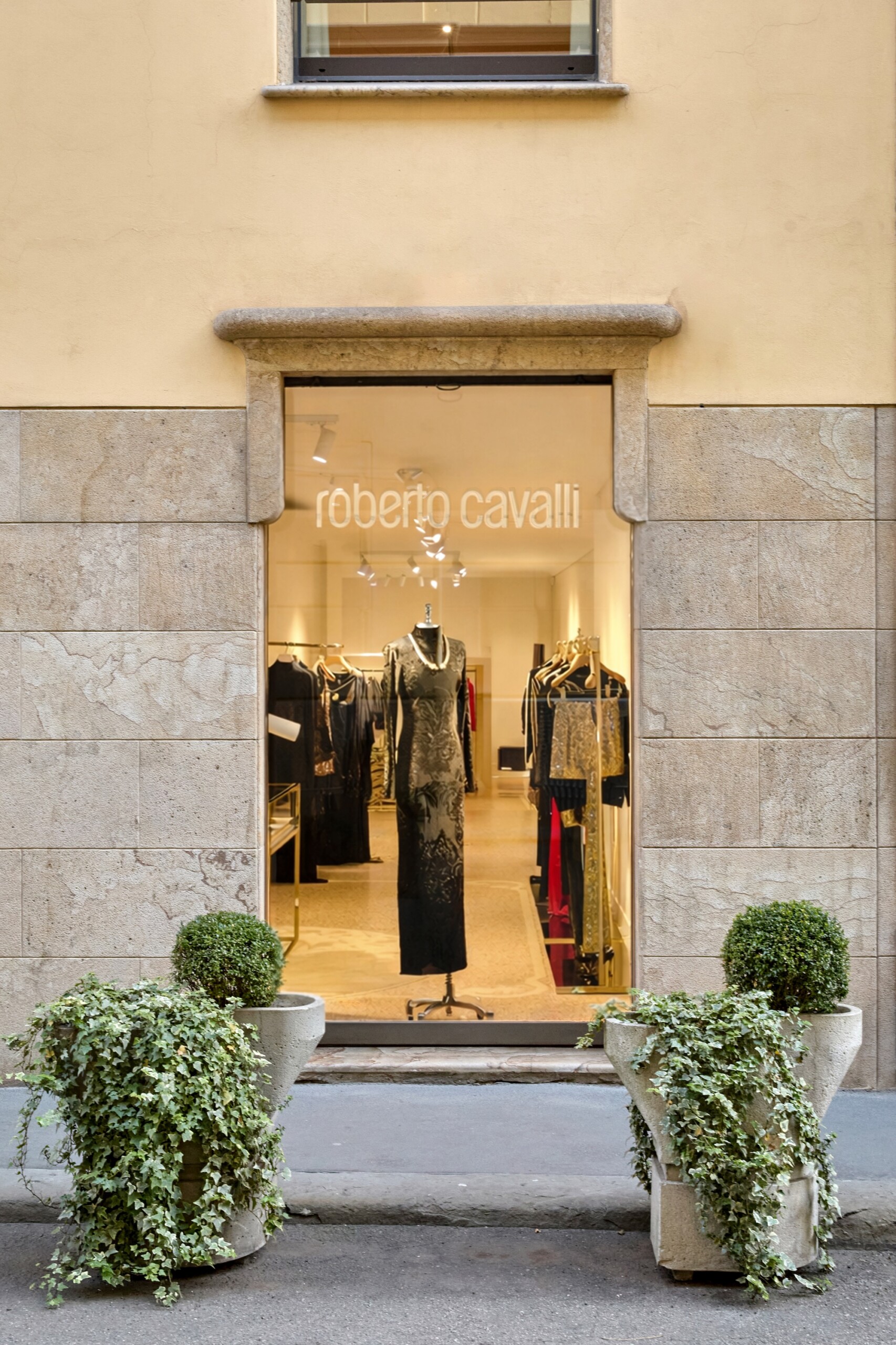 Roberto Cavalli boutique Milano monomarca retail moda lusso 1