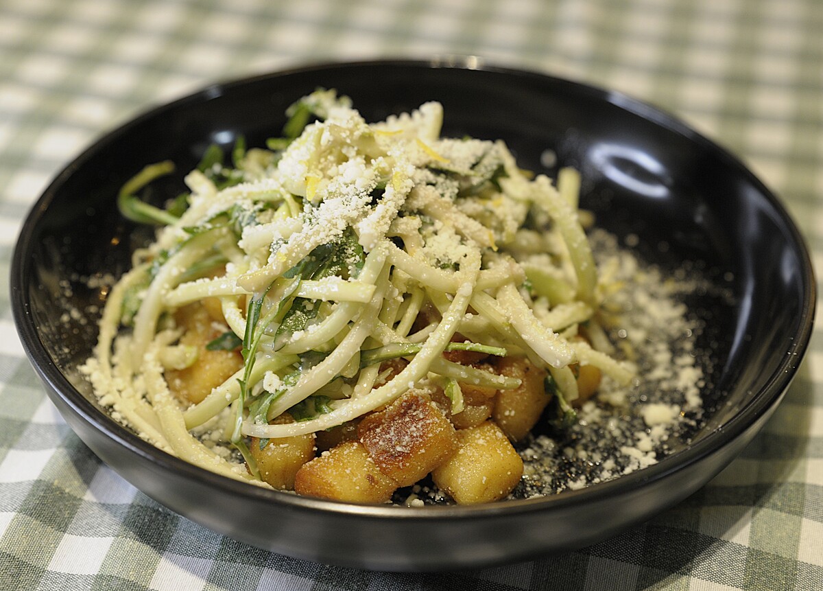 Gnocchi puntarelle burro, alici e pecorino di Da Davidino Cucina Romana
