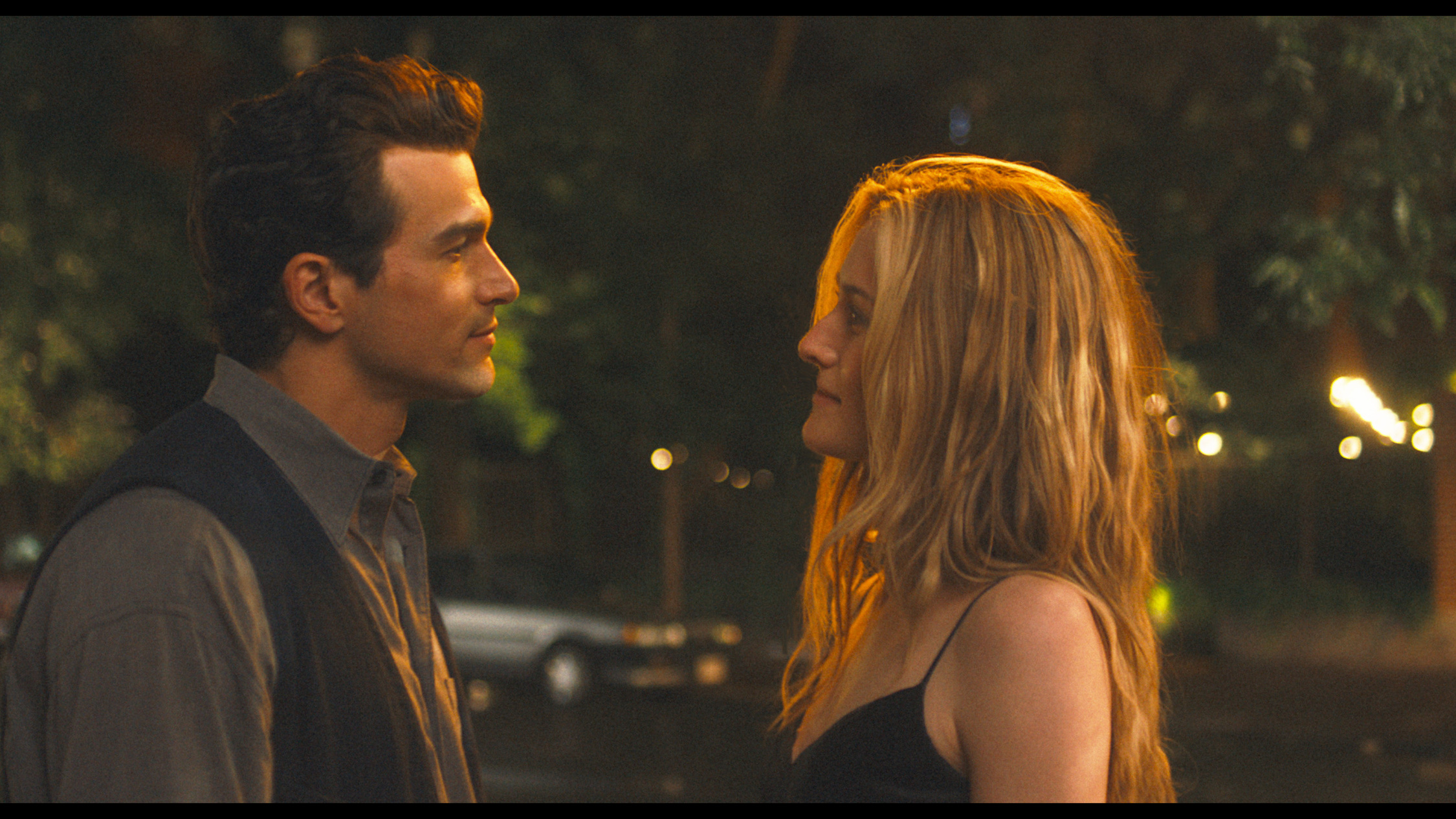 Love Story: John F. Kennedy Jr. & Carolyn Bessette -- Pictured: (l-r) Paul Kelly as John F. Kennedy Jr., Sarah Pidgeon as Carolyn Bessette Kennedy. CR: FX