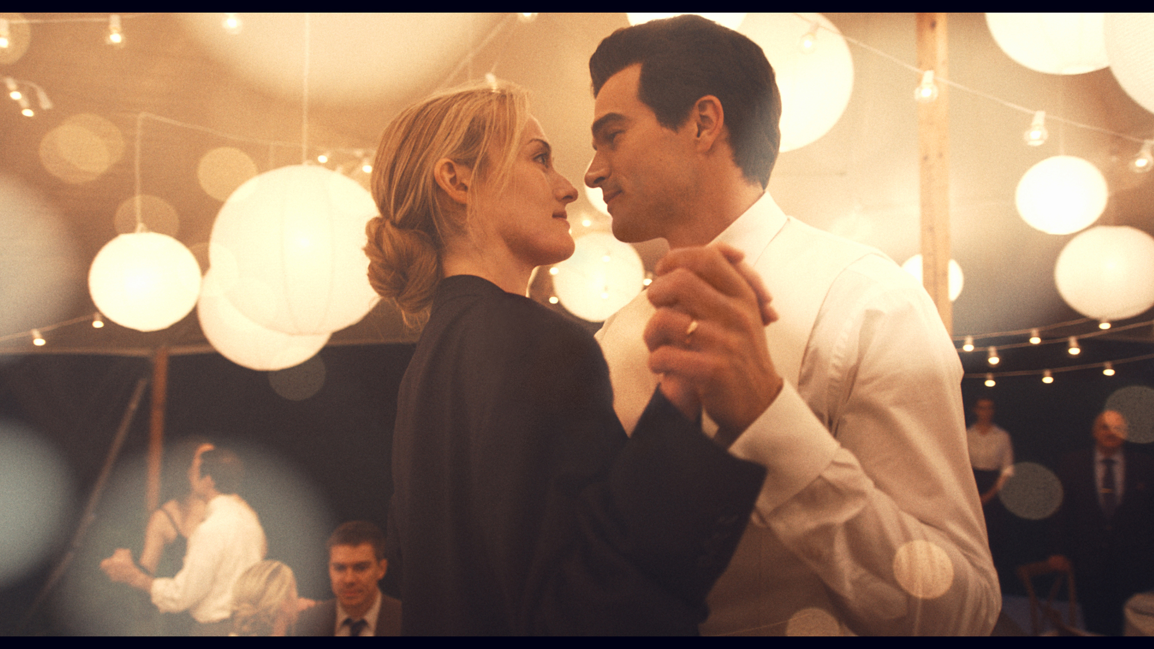 Love Story: John F. Kennedy Jr. & Carolyn Bessette -- Pictured: (l-r) Sarah Pidgeon as Carolyn Bessette Kennedy, Paul Kelly as John F. Kennedy Jr. CR: FX