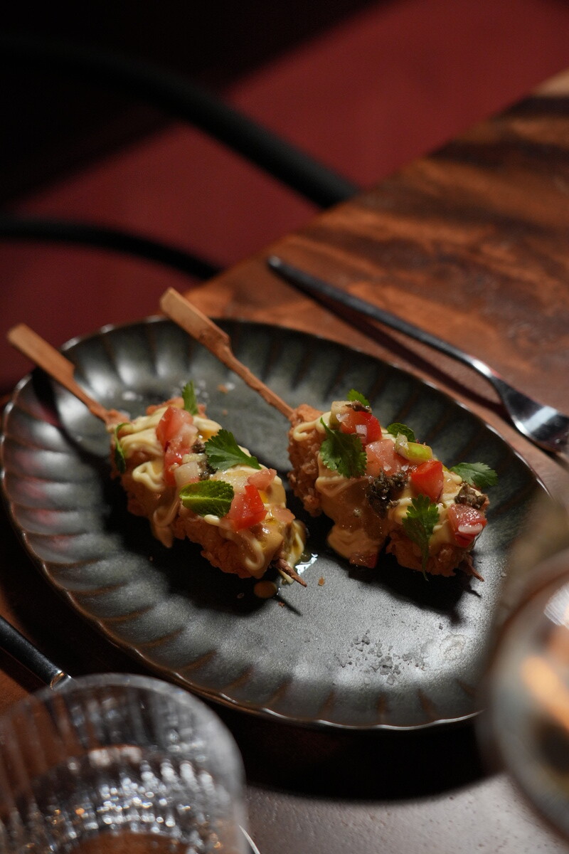 IT Milano Pinchos di pollo karaage, salsa tonnata, verdure croccanti